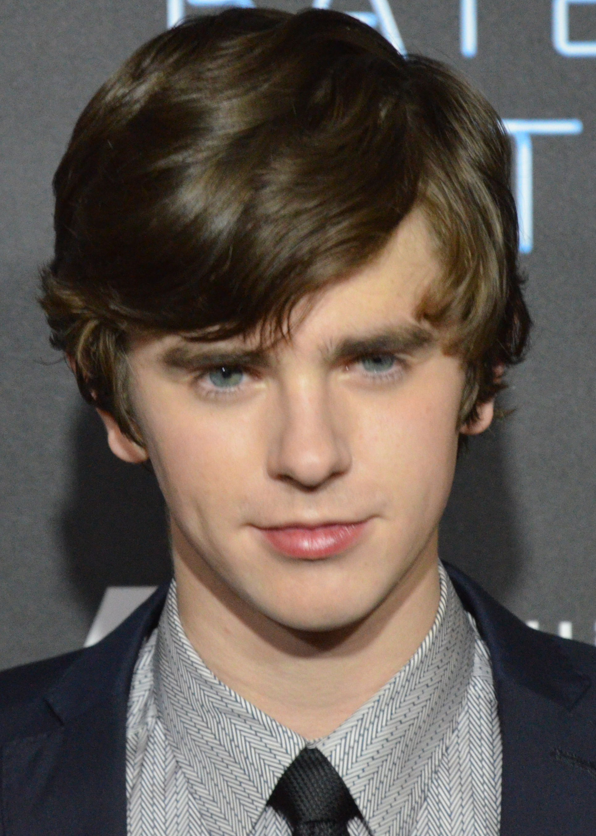 How tall is Freddie Highmore?